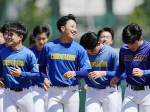 長髪球児がいる=“自由な野球部”のウソ「うちはそんなホワイトじゃない」“高校野球の偏見”に中央学院の本音「おしゃれコートは監督考案」