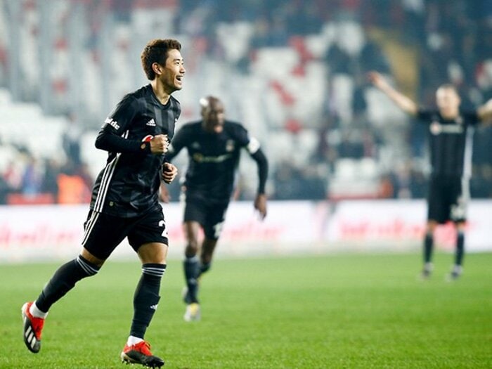 香川真司、移籍初戦で衝撃の2得点。トルコでの半年がキャリアを左右?<Number Web> photograph by AFLO