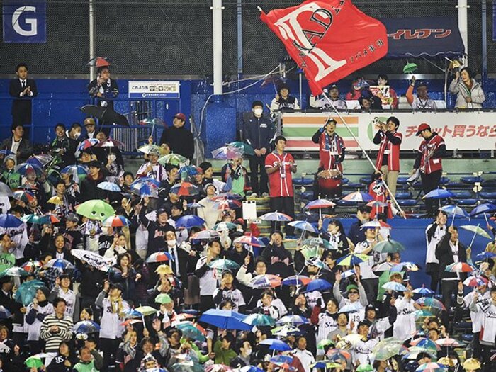 Jリーグとプロ野球。~観客動員でJを突き放した野球界の地域密着策~<Number Web> photograph by Nanae Suzuki