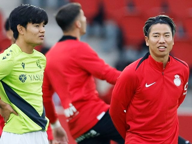 久保建英と浅野拓磨が笑顔で握手」4年ぶり日本人対決で敗戦にイラ立っ