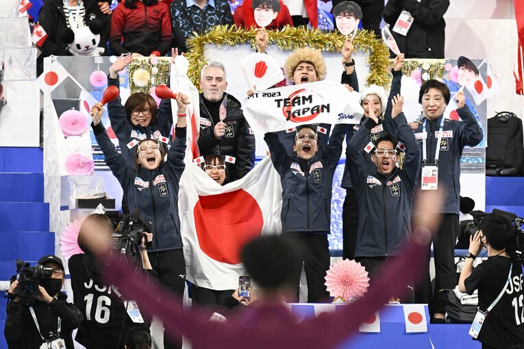 男子シングル、佐藤駿の演技を見守る高橋、木原らシングルの先輩スケーターの眼差しは優しかった　©Asami Enomoto