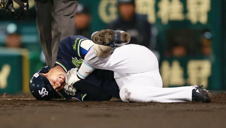 死球を受け、苦悶の表情で倒れ込むヤクルト谷内亮太（2018年4月19日・甲子園）©︎Sankei Shimbun
