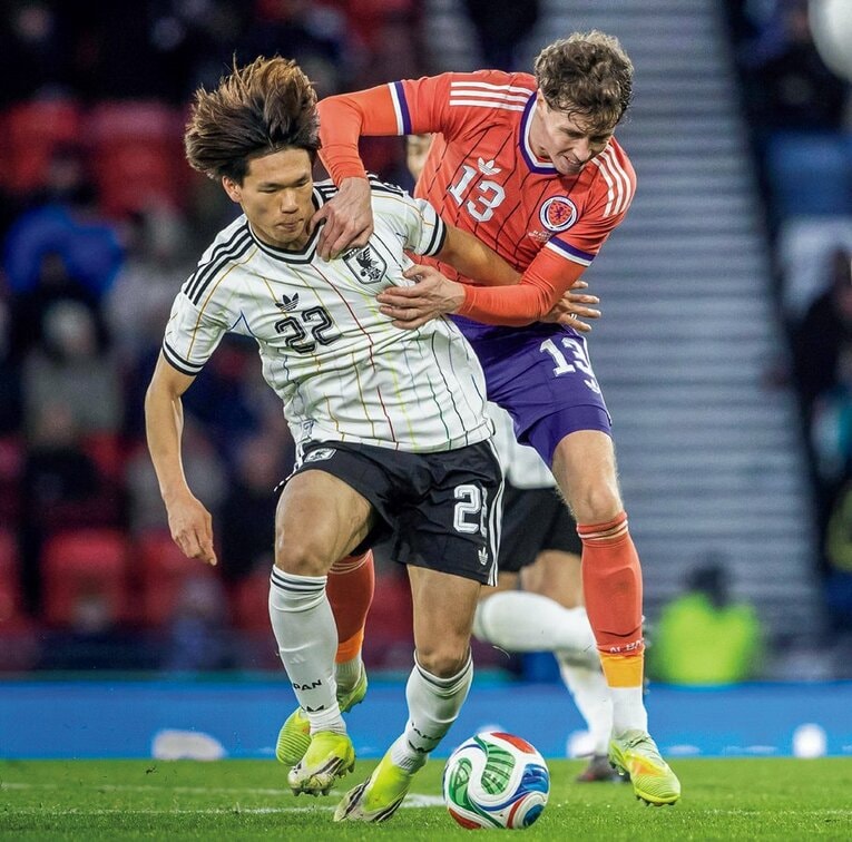 スコットランド戦でA代表初出場を果たし、そのままW杯メンバーにも選ばれた塩貝　©️Getty Images