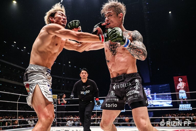 距離を詰めてパンチをまとめる闘いぶりは、明らかに過去6戦と違っていた　©RIZIN FF