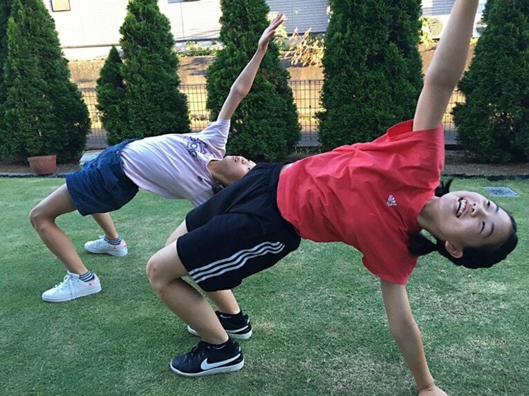 庭に出てトレーニングを行う姉妹の和田ゆきなさん（右）とひなのさん。