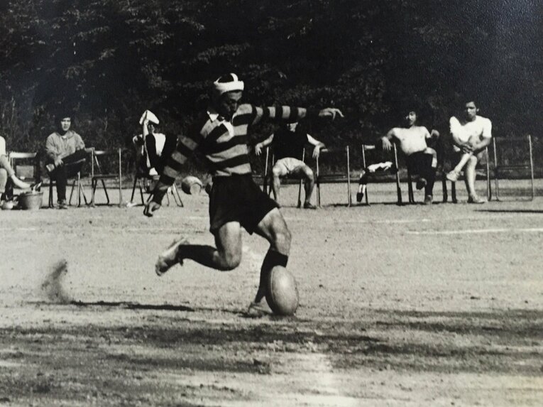 ラグビー部に所属したDJ KOOの高校時代（本人提供）