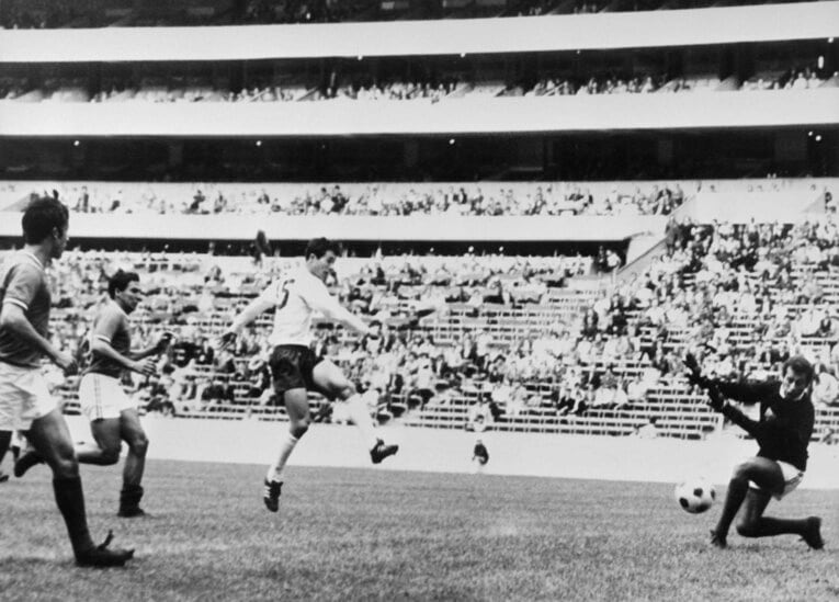 1968年メキシコ五輪でゴールを決める釜本邦茂　©︎JIJI PRESS