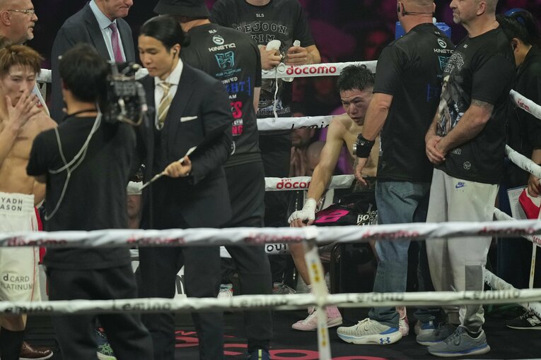 試合後、インタビューを受ける井上尚弥を見つめるキム・イェジュン　©︎AP/AFLO