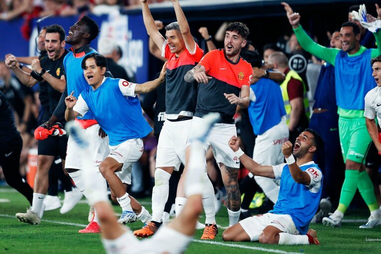 久保建英がGK姿？奇跡の残留に歓喜、“ズボンを抜いだお宝写真”も… 「苦しんだタケのリーガ3年目」をカメラマン視点で振り返る(30)