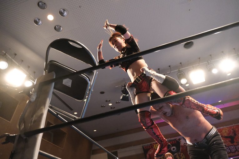 「いつか、傷だらけの背中でウェディングドレスを」 18歳の女子レスラー・鈴季すずが大流血を「嬉しい」と語る理由(62)