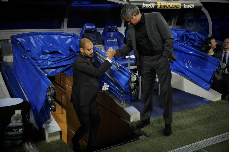 ペップ監督と“目を合わさず握手”（全3枚中の1枚目）　©Takuya Sugiyama