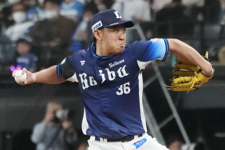 リリーフとして力投する山田　©︎KYODO