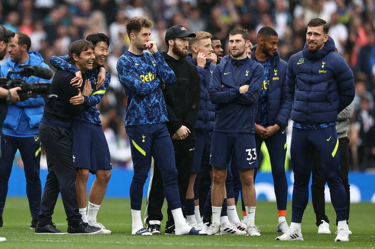 ソン・フンミンらと笑顔を見せるコンテ監督。名戦術家は人心掌握にも注目　©Getty Images