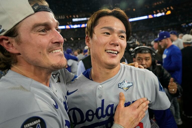 ワールドシリーズ連覇で喜ぶ、キケ・ヘルナンデスと山本由伸　©AFLO