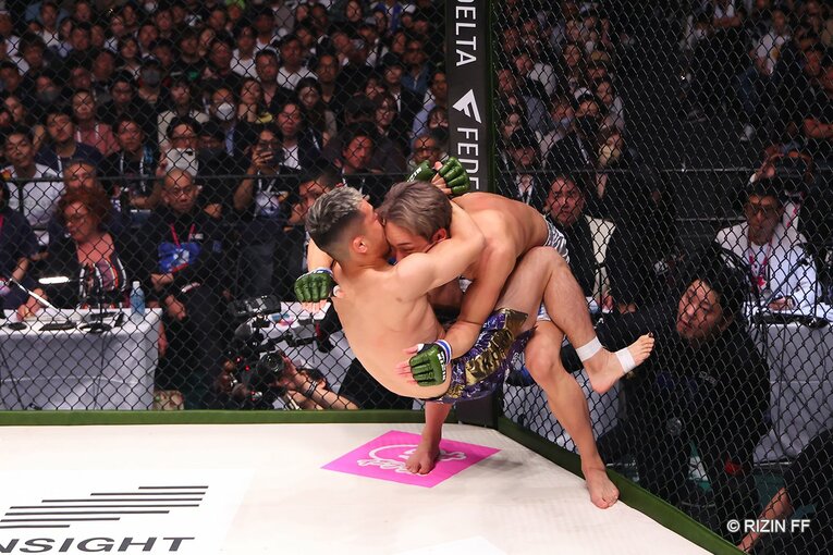 未来に組み付くと、何度も引き込みを使った牛久　©RIZIN FF