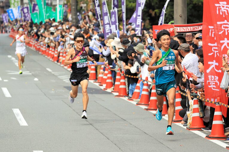 8区、ゴール前で國學院大・伊地知賢造（4年）を振り切る青学大・田中悠登（3年）　©JIJI PRESS