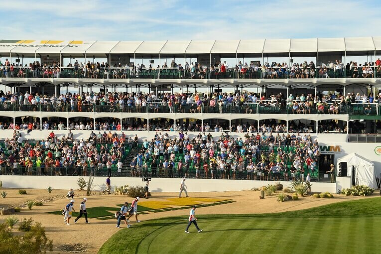 16番ホールのグリーンへ向かう松山英樹（左、2020年）©︎Getty Images