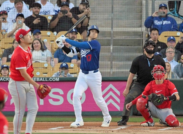 大谷はエンゼルスの菊池雄星からオープン戦初ホームラン。今季も人気は健在だが…　©JIJI PRESS