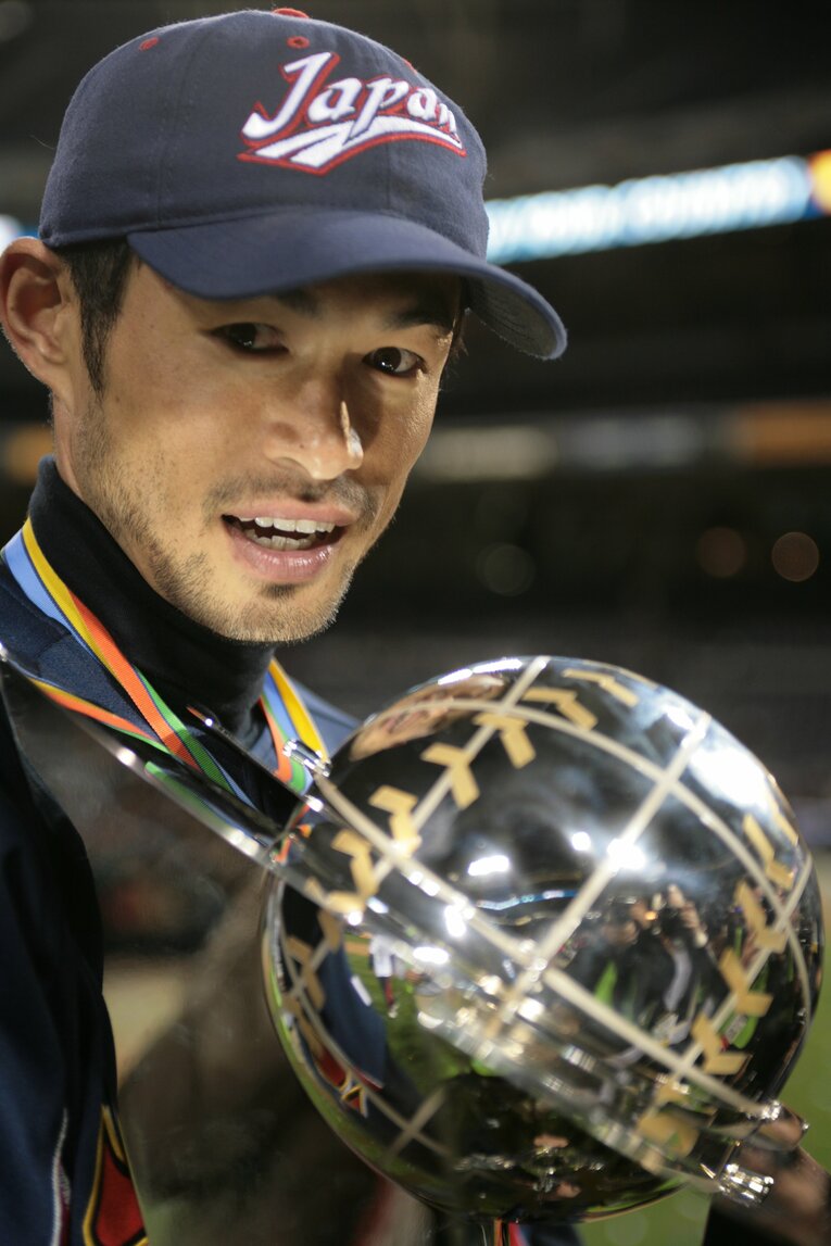 第1回WBCを優勝し喜ぶイチロー　©BUNGEISHUNJU