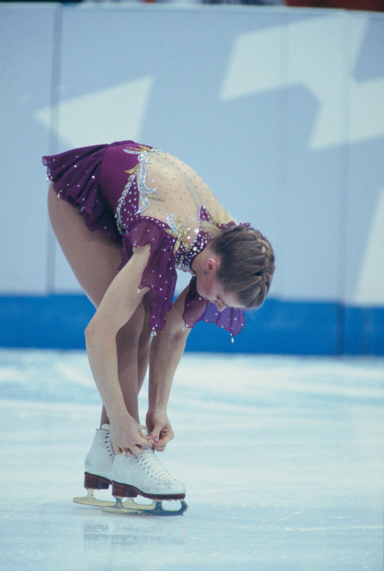 入念に靴ひもを結ぶハーディング。リレハンメル五輪にて　©JMPA