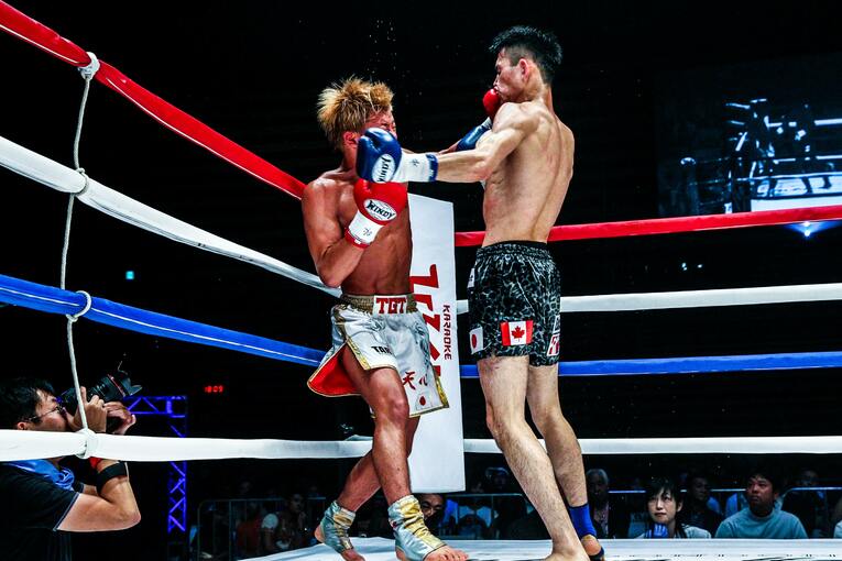 『BLADE FC JAPAN CUP』トーナメント準決勝、vs小笠原裕典。3ラウンド、左フックが炸裂した瞬間　©Susumu Nagao