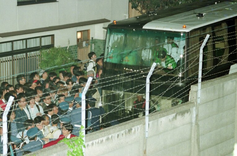 1996年5月9日、４連敗でファンに卵を投げつけられたダイエーの選手バス。警備員が動員され騒然とする現場　©Sankei Shimbun　