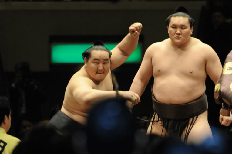 気合いを入れる朝青龍に鋭い視線を送る白鵬（2008年1月）　©Takashi Shimizu