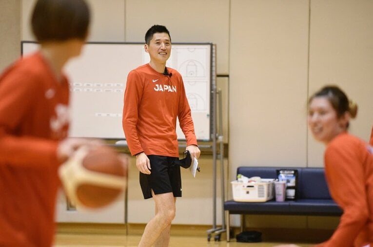 トム・ホーバスの後任として、バスケットボール女子日本代表の指揮を執る恩塚亨HC　©JBA