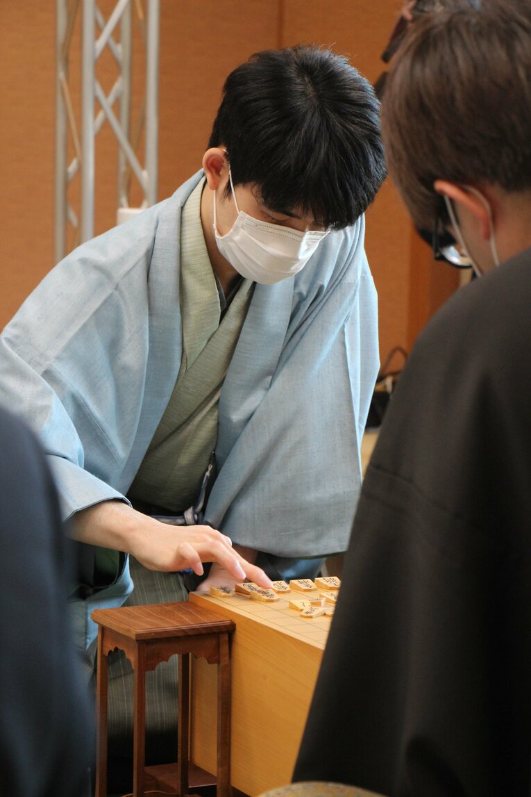 王将戦第3局の藤井五冠　©日本将棋連盟　