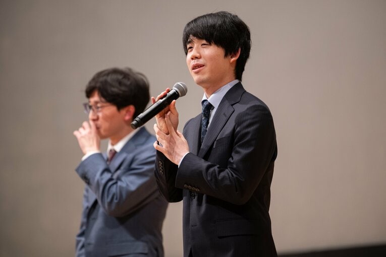 普段の公式戦では見られない……藤井聡太竜王・名人の素朴な笑顔と“素の表情”（全20枚超）　©Nanae Suzuki