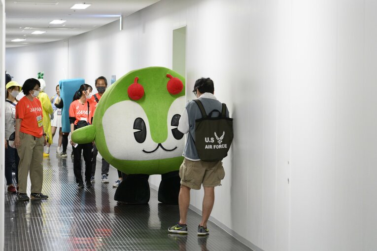 選手控え室の出入りもひと苦労。都バスのマスコット「みんくる」もよっこらしょ　©Hirofumi Kamaya