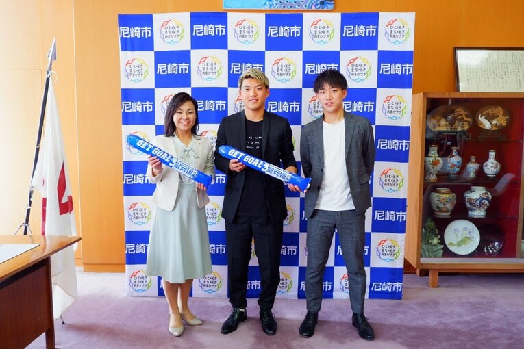 「目元がそっくり！」2022年に尼崎市役所を訪問した堂安律と兄・憂さん（右）。左は当時の稲村和美市長　©JIJI PRESS
