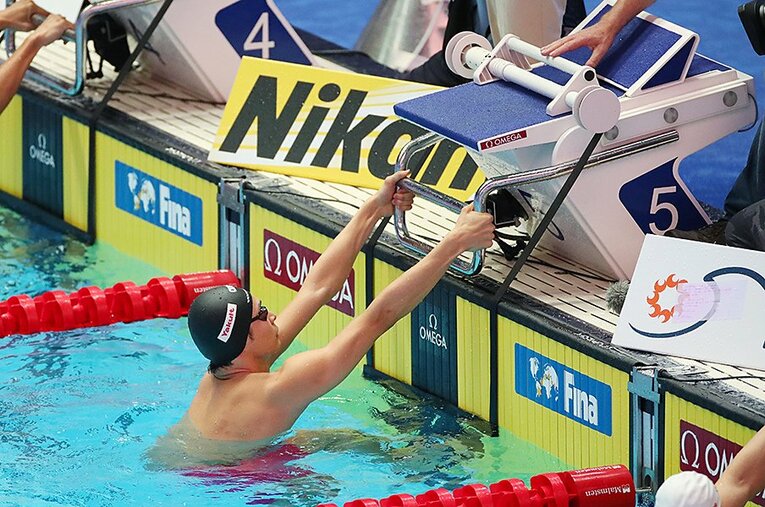 スタート器具につかまる入江陵介。長年トップで戦ってきた選手にとっては、今回の騒ぎは1つの要素でしかないのだろう。 ／ photograph by AFLO