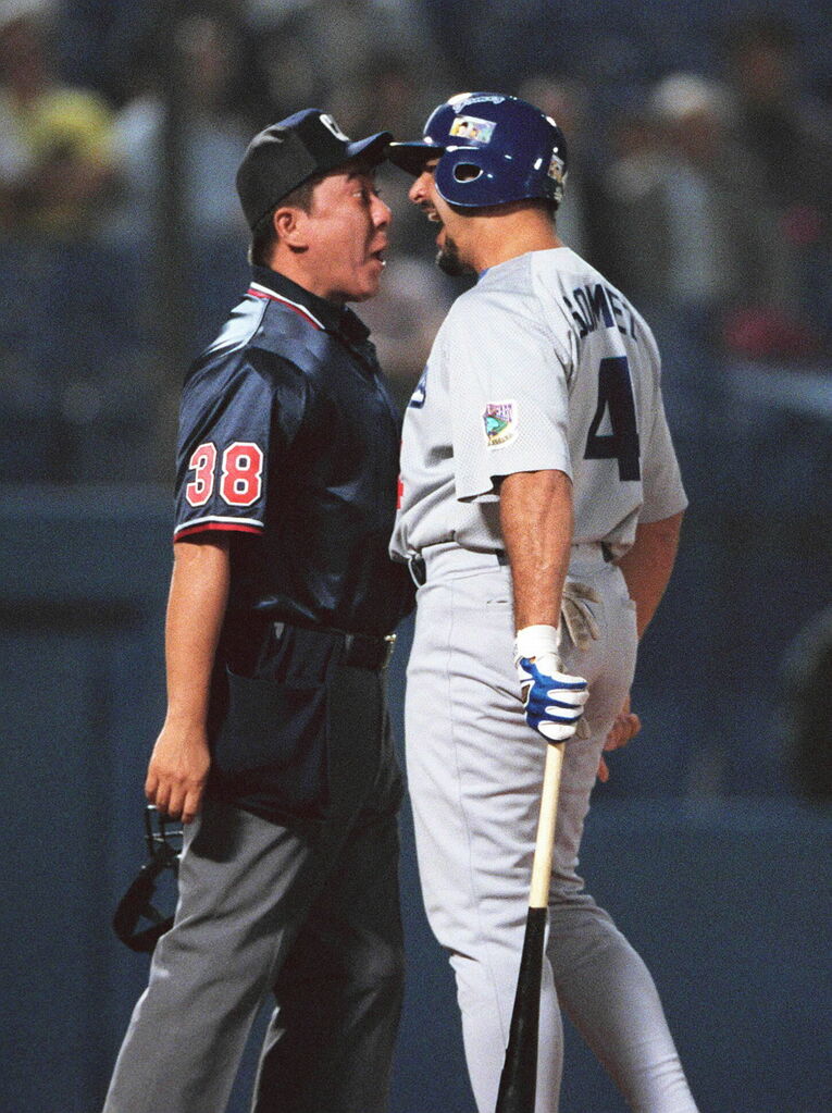 佐々木球審とゴメス　©JIJI PRESS