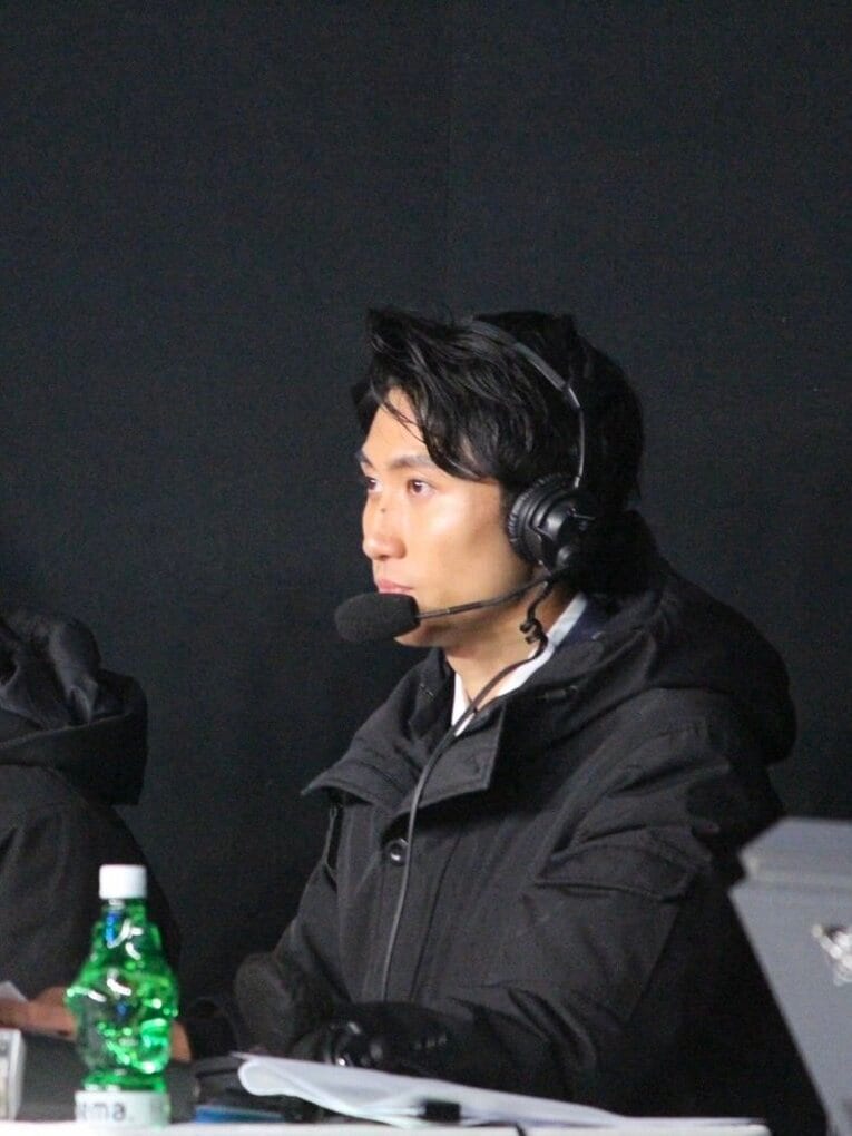 実況を務める田中さん　©FBC福井放送