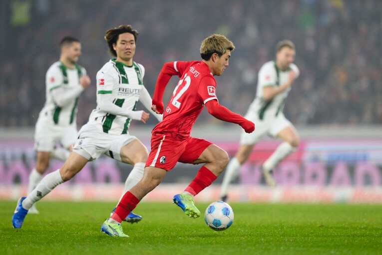 お互いに主力としてマッチアップした板倉と堂安　©Getty Images