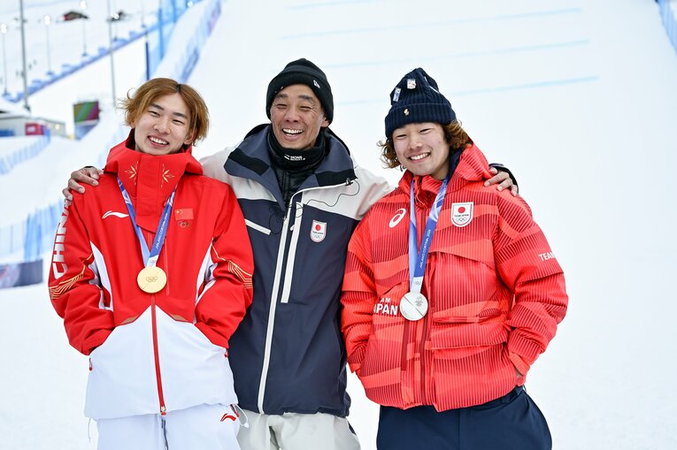 男子スロープスタイルで金メダルのシャオミンと銀メダルの長谷川帝勝。佐藤コーチの両サイドに　©Getty Images