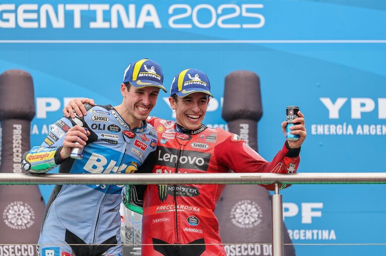 表彰台のマルケス兄弟　©Satoshi Endo