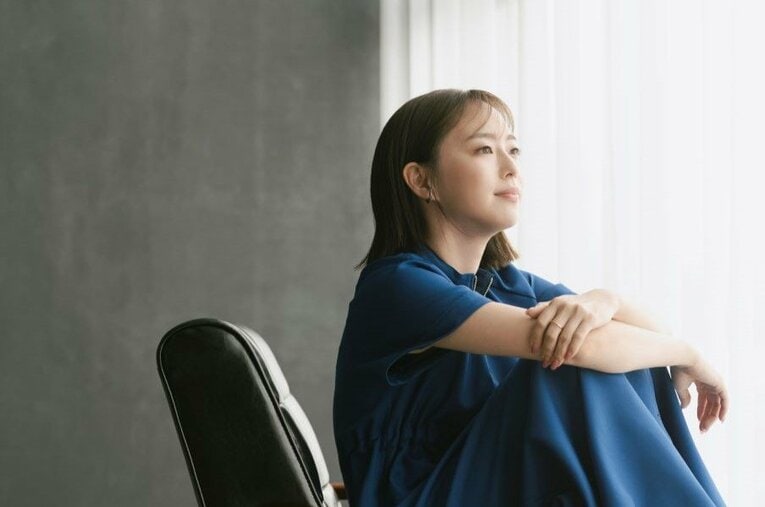 Numberの引退記念インタビューに青いワンピースを着て現れた石川佳純さん ／ photograph by Wataru Sato