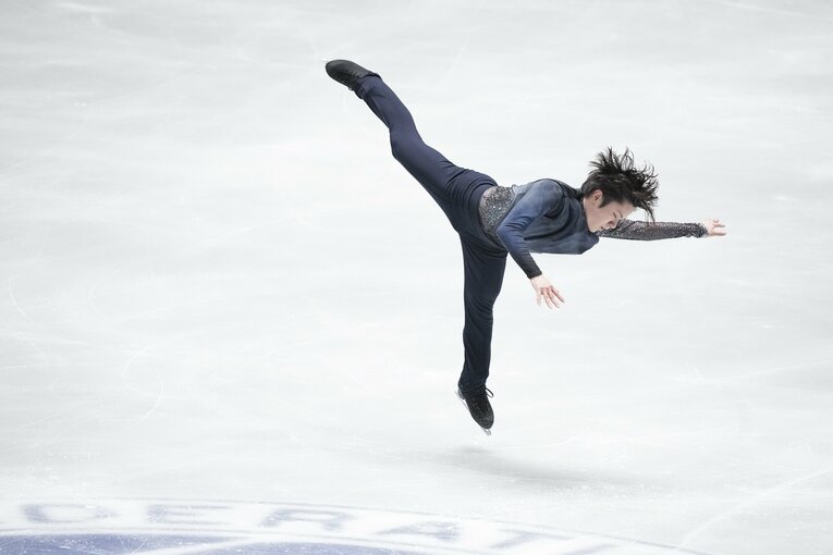 NHK杯SPで演技を行う宇野昌磨