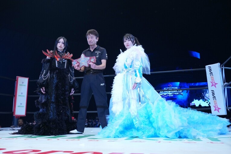 タイトルマッチセレモニーで記念撮影する上谷沙弥と玖麗さやか　©Essei Hara