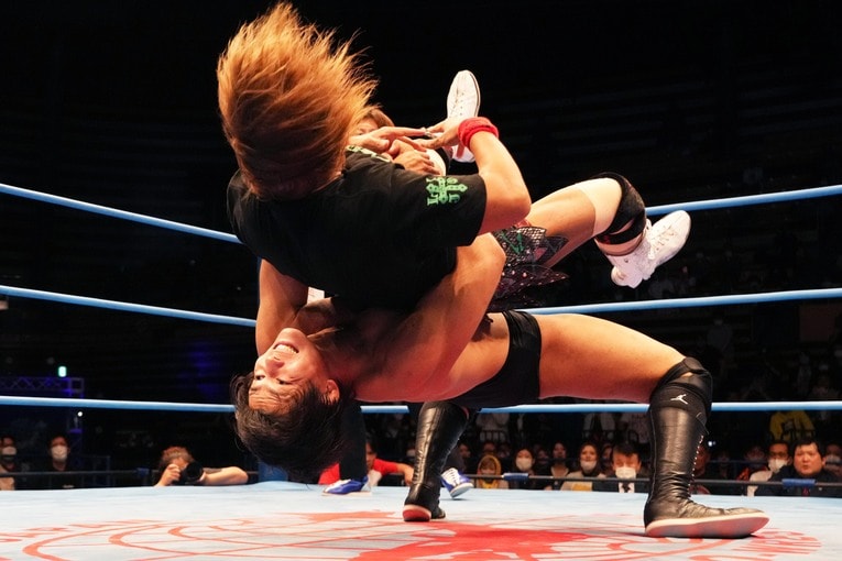 内藤哲也をジャーマンスープレックスで投げる安齊勇馬