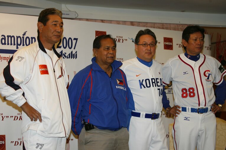 【まるでモデル／複数枚】2007年アジア野球選手権（兼北京五輪アジア予選）で。代表監督記者会見。左端が星野仙一、右端が郭泰源　©Naoya Sanuki