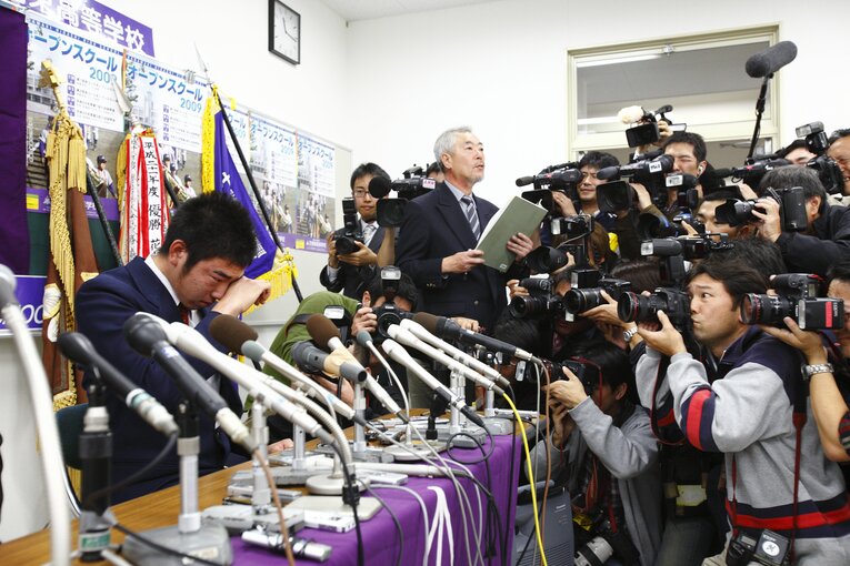 2009年、進路表明後に涙を流す菊池雄星　©Tabun Matsuzono