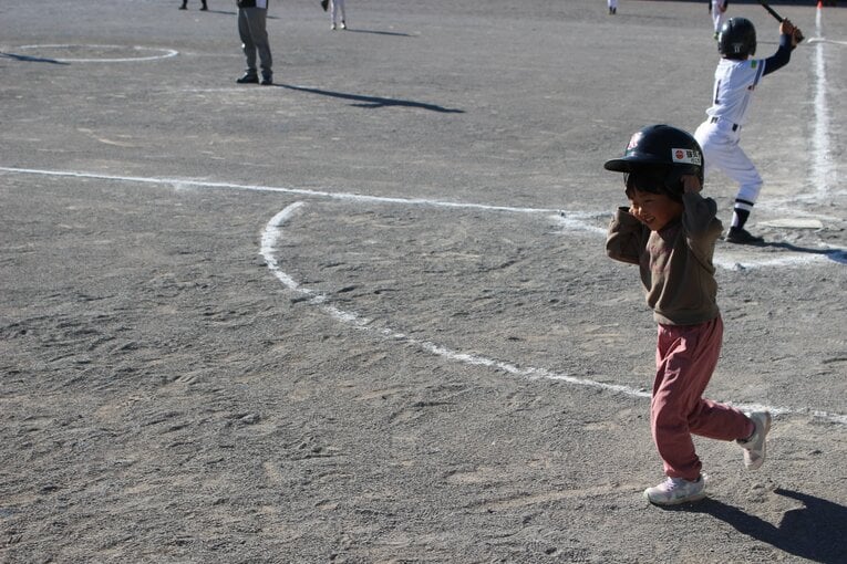 楽しそうにベンチに戻る女の子　©︎Yu Takagi