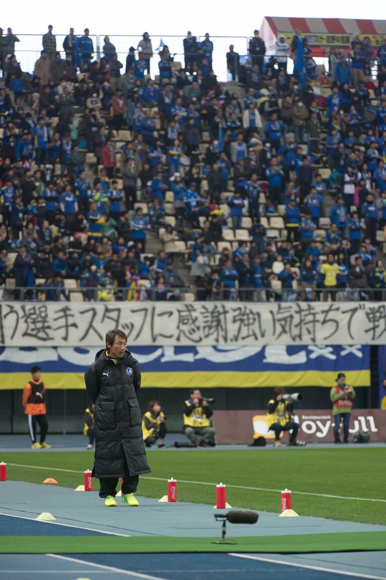 パルセイロ戦での片野坂監督とトリニータサポーターたち　©J.LEAGUE