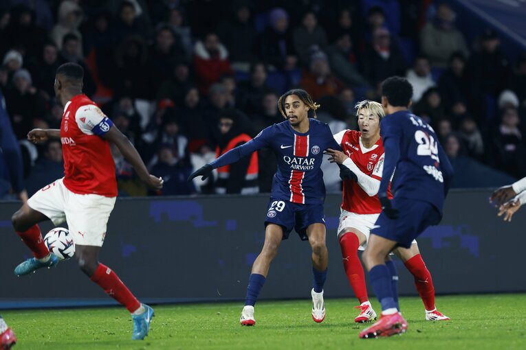 「PSGをブ然とさせた」中村敬斗ゴール＆お膳立て伊東純也が喜ぶ“会心の1枚”「関根大輝も試合後…」ランス“日本人3兄弟”を現場で撮った(15)