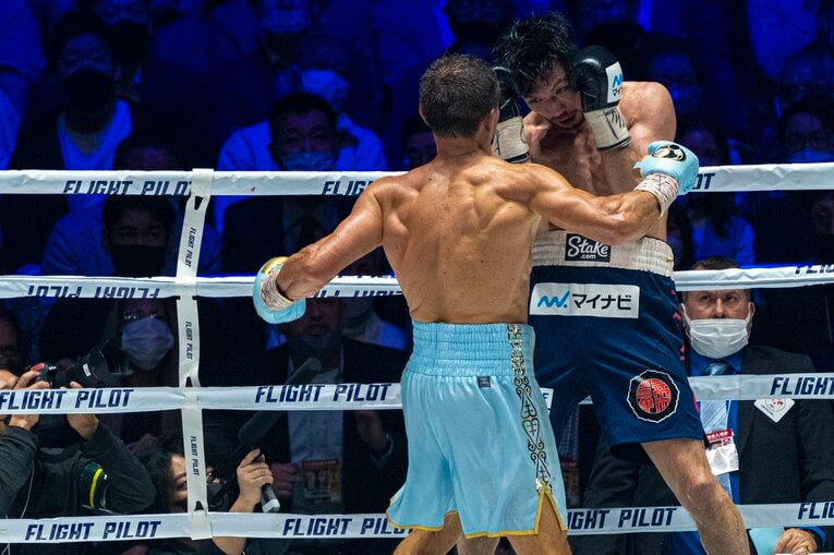 第7ラウンド、ロープ際に追い詰められる村田　©Takuya Sugiyama