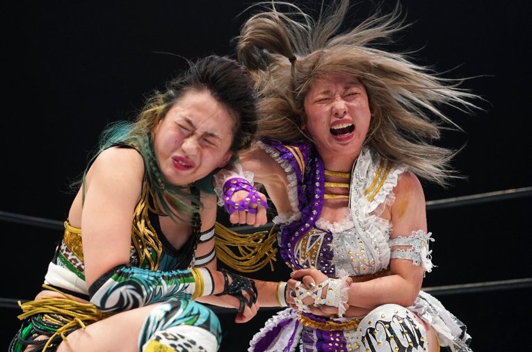 7.4横浜大会にて、上谷沙弥に渾身のエルボーを放つ中野たむ ／ photograph by Essei Hara