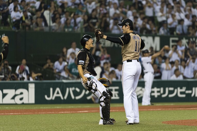 2016年、日本ハムがパ・リーグ優勝を決めた試合は大谷と大野（左）のバッテリーだった　©︎Takuya Sugiyama